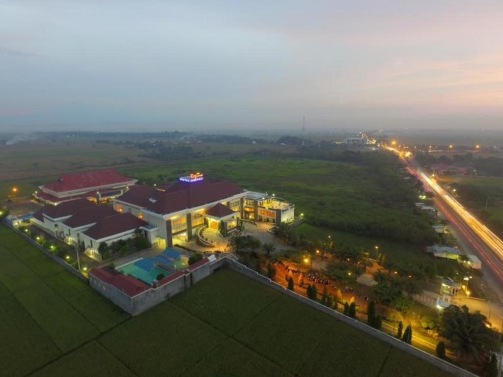 Regina Hotel Pemalang Zewnętrze zdjęcie